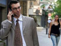 Yürürken telefonla konuşanlar dikkat!