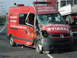 Kazaya giderken kaza yaptı 5 yaralı