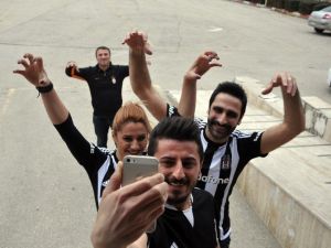 Beşiktaş Aşkı Nikah Masasına Da Yansıdı