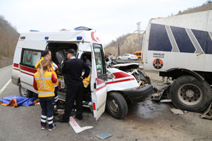 Ambulans Yol Süpürme Aracına Çarptı: 1 Ölü, 3 Yaralı