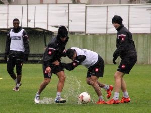 Adanaspor’da Yağmur Altında Neşeli İdman