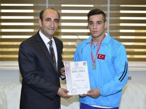 Türk Güreşine Yıldırım Damgası