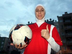 Türkiye’nin İlk Türbanlı Futbolcusu, Örtülü Kızlara Yeşil Sahanın Kapısını Açtı
