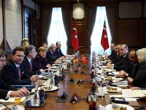 Almanya Başbakanı Merkel’e Külliye’de Sıcak Karşılama