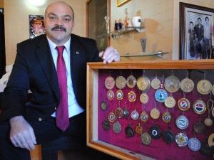 Şampiyon Güreşçi Mahmut Demir’in 90 Madalyası 18 Yıldır Kayıp