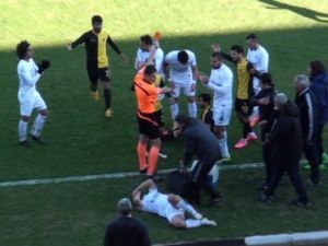 Beşiktaş’ın Eski Yıldızı Rakibinin Suratını Tekmeleyince Saha Karıştı