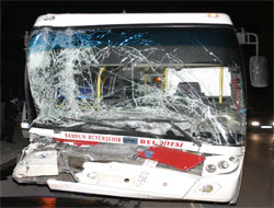 Halk otobüsü kamyonetle çarpıştı 9 yaralı