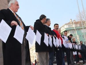 Mahkeme Kararlarını Milli Eğitim Önünde Ateşe Verdiler