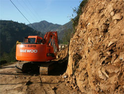 Güneysu'da yol yapım çalışmaları