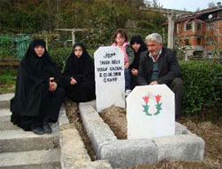 Kayıp çocukları için mezar yaptırdılar