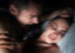 Öz kızını erkeklere pazarladı