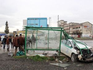 Traktör İle 2 Otomobilin Karıştığı Kazada 4 Kişi Yaralandı