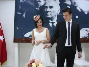 Ekip Arkadaşlarından Genç Çifte Kelepçe