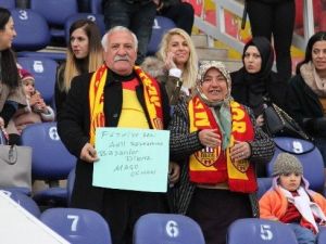 Yaşlı Çift, Maçta Sevgililer Gününü Kutladı