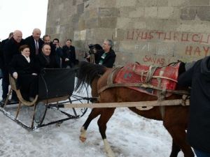 Bakan Sarı, İlk Atlı Kızak Keyfini Erzurum’da Yaşadı