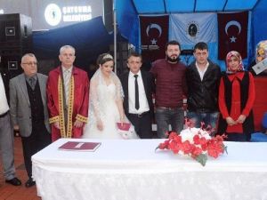 Cadde Ortasında Nikah Kıydılar