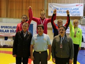 Yalovalı Bayan Güreşçiler Madalyaları Silip Süpürdü