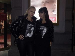 Amsterdam’da Hande Yener Ve Aylin Çoşkun’dan Sezen Aksu’ya Tişörtlü Mesaj