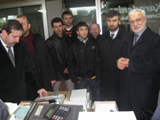 Yağmura aldırmadan Uzun esnaf ziyaretinde