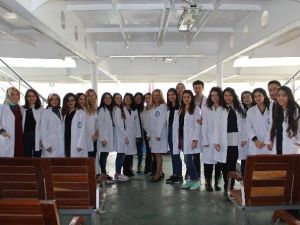 Marmara Üniversitesi Öğrencilerinden Vapurda, ’Antibiyotik’ Bilinçlendirmesi