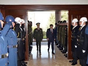 Başbakan Davutoğlu’dan Genelkurmay Başkanlığı’na Taziye Ziyareti