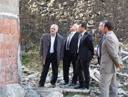 Çelik ve Çanga, Çamlıhemşin Lisesi inşaatında incelemede