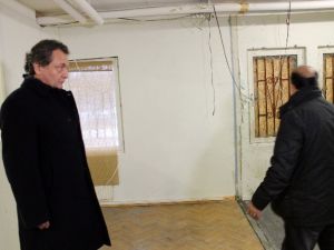 Stockholm Büyükelçisi Türkmen’den, Saldırıya Uğrayan Türk Derneğine Ziyaret
