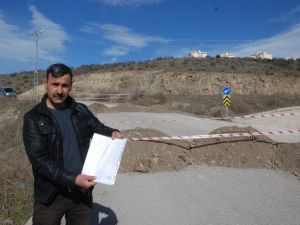 Arsası Üzerindeki Yolu Trafiğe Kapattı