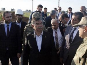 Milli Savunma Bakanı İsmet Yılmaz Suriye Sınırında İncelemelerde Bulundu