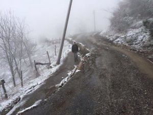 Akyazı’da Yol Bir Metre Derinlikte Çöktü