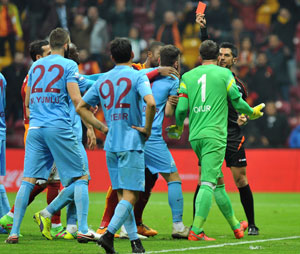 Trabzon kızardı Galatasaray 3 puana uzandı