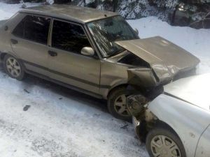 Otomobiller Kafa Kafaya Çarpıştı: 6 Yaralı