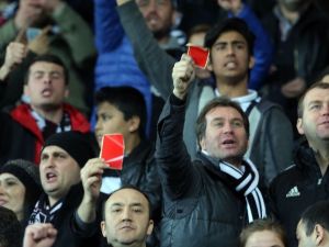 Beşiktaşlı Taraftarlardan Kırmızı Kartlı Tepki