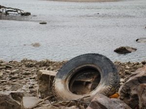 Kelkit Çayı’nda Araç Lastiği Kirliliği