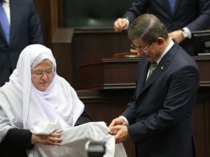 Davutoğlu’na Kur’an-ı Kerim Hediye Eden Kadın Belediye Başkanı İlgi Odağı Oldu