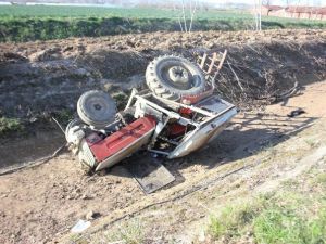 Traktör Su Kanalına Düştü: 1 Yaralı