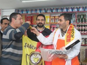 Alima Yeni Malatyaspor Derbiyi Kazandı, Esnaf Tatlı Dağıttı