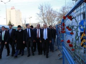 Tbmm İnsan Hakları İnceleme Komisyonu Merasim Sokak’a Karanfil Bıraktı