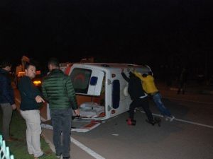 Ambulansla 3 Otomobilin Karıştığı Kazada 6 Kişi Yaralandı