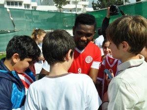 Öğrencilerden Eto’o’ya Sevgi Seli