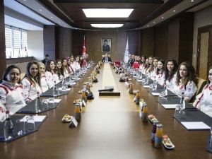 Bakan Kılıç Buz Hokeyi Kadın Milli Takımı’nı Kabul Etti
