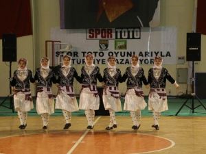 Gümüşhane’de Okullar Ve Kulüplerarası Halk Oyunları Yarışması Yapıldı