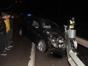 Otomobil Bariyere Çarptı: 1 Yaralı