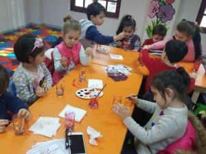 Çocuklar Bardak Süslemeyi Öğrenecek