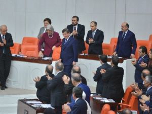 Başbakan Davutoğlu Alkışlarla Karşılandı