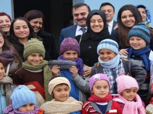 Üniversiteli Ablaları Minik Öğrencilere Atkı Ve Bere Ördü
