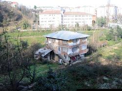 Ev, Kampusun Ortasında Kaldı