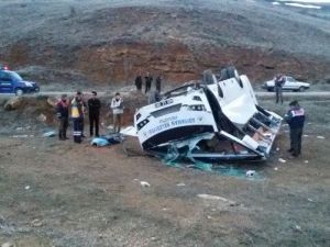 Adıyamanlı Hentbolcuları Taşıyan Minibüs Kaza Yaptı: 1 Ölü, 12 Yaralı
