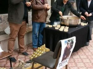 Hayatını Kaybeden Ayakkabı Boyacısı İçin Esnaf Helva Dağıttı