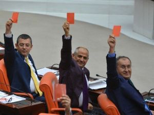 Chp’den Kırmızı Kartlı Tepki